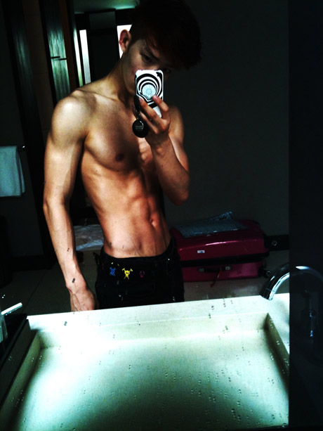 Jo Kwon shows his sexy chocolate abs | allkpop