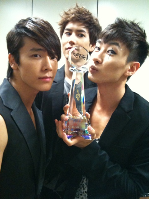 Super Junior members celebrate their K-Chart win | allkpop