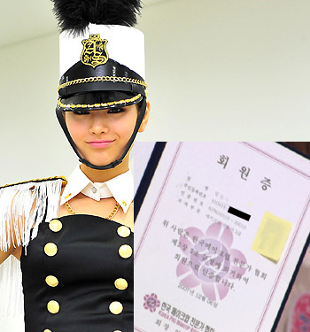 Nana Is A Licensed Makeup Artist - Makeup Artist Uniform Nana Is A Licensed Makeup Artist - Makeup Artist Uniform