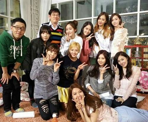 Girls' Generation take a group snapshot on the set of 'Healing Camp ...