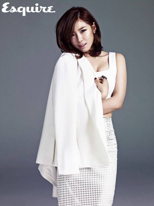Hyosung shows off her glamorous figure in mature looks for 'Esquire ...