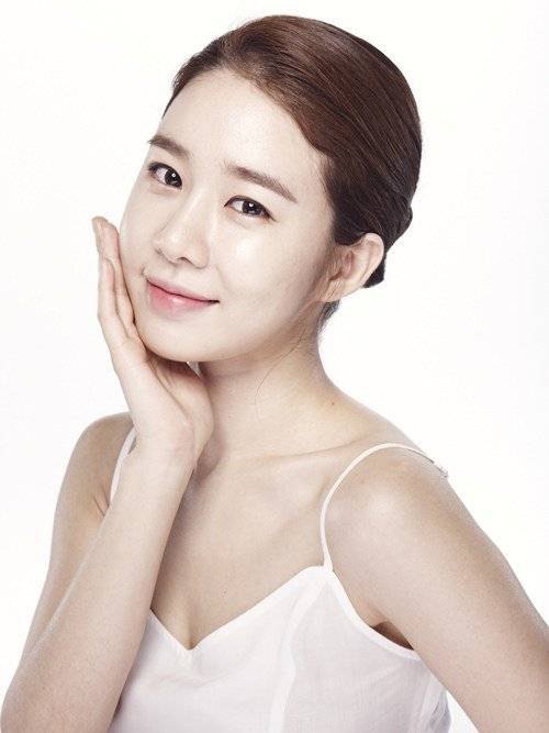 Yoo In Na becomes the beautiful muse for makeup brand