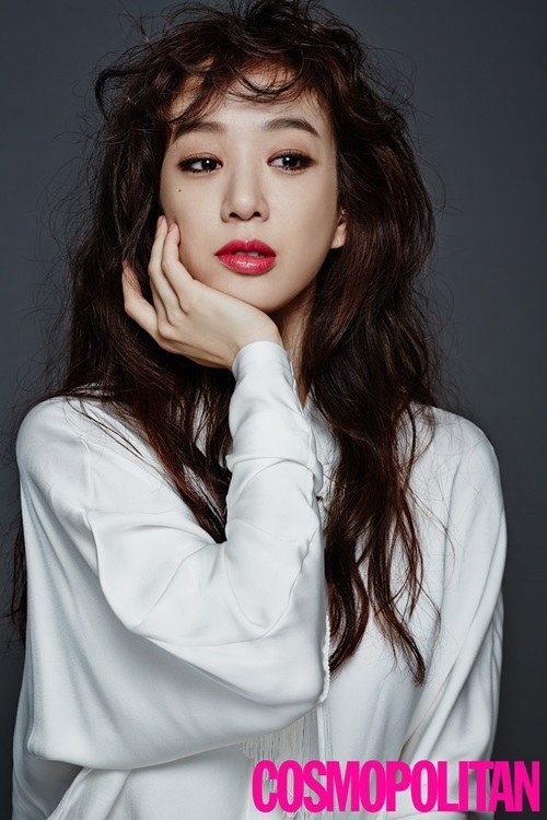 Jung Ryeo Won shows off her doll-like visuals in a beauty 