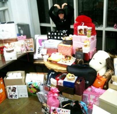 2PM, CNU, B.A.P, Yoseob, Big Bang, Zico, EXO, Kim Myung Soo (L), Jaejoong, Mir, Suzy, Crayon Pop, SECRET, SHINee, Girls