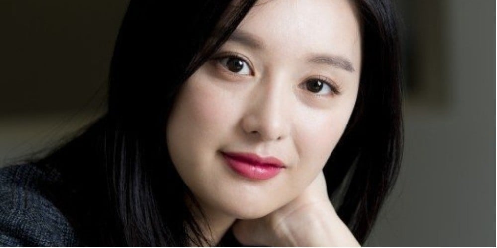 Does Kim Ji Won have any regrets in not following her initial dreams of