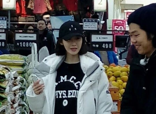 YoonA tampak sedang berbelanja dengan suami Hyori 