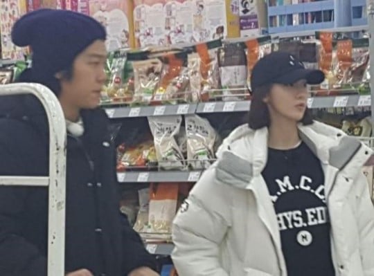 YoonA tampak sedang berbelanja dengan suami Hyori 