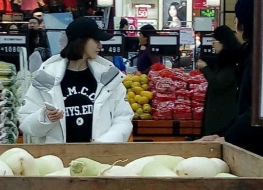 YoonA tampak sedang berbelanja dengan suami Hyori 