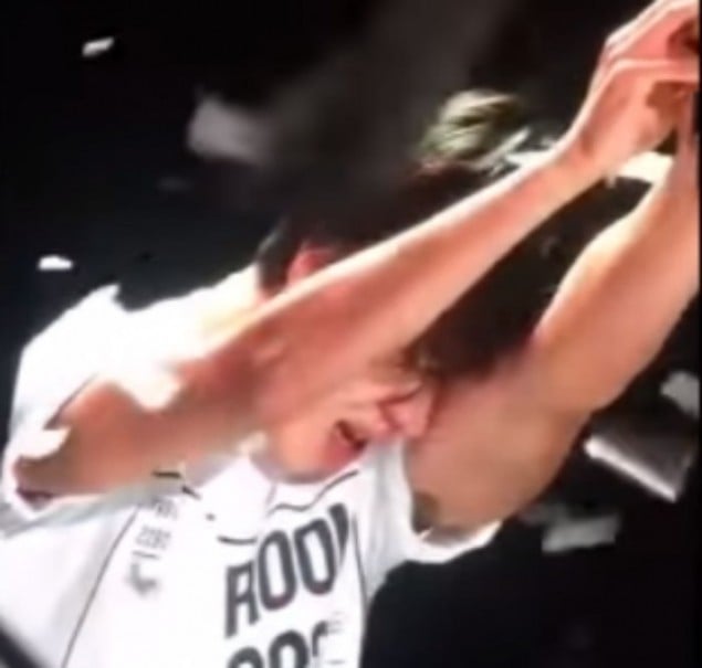 Ёнхва из CNBLUE не смог справиться с истерикой во время его прощального концерта
