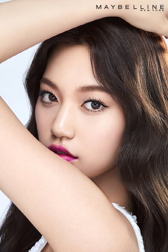 Ким До Ён стала рекламной моделью косметического бренда "Maybelline"