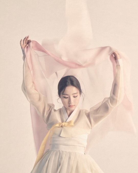 Син Се Гён примерила ханбок в фотосессии для журнала "Our Clothes We Want To Wear, Hanbok"
