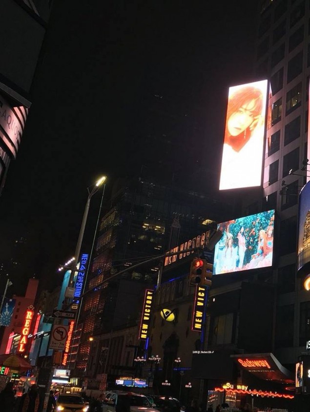 Поклонники Cosmic Girls арендовали щиты на Таймс-сквер, чтобы отметить возвращение группы