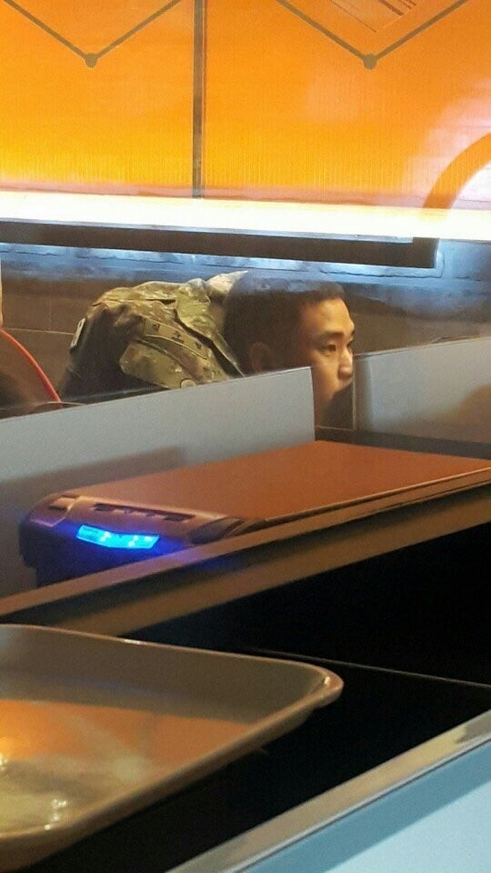 Ким Су Хёна заметили в интернет-кафе во время отдыха