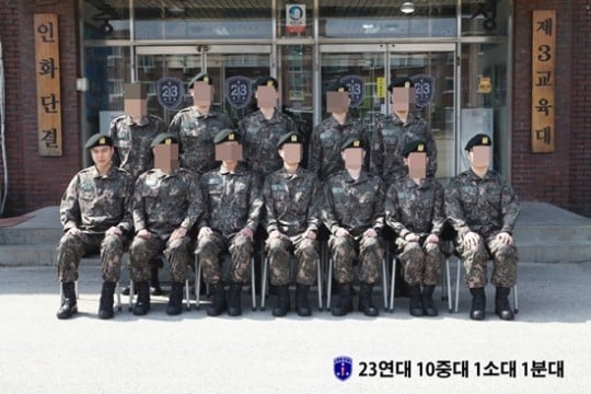 Ли Мин Хо замечен вместе с сослуживцами в тренировочном военном лагере