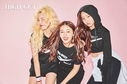 Momoland рассказали о белых волосах ДжуИ, кузене Тэха в новом номере High Cut