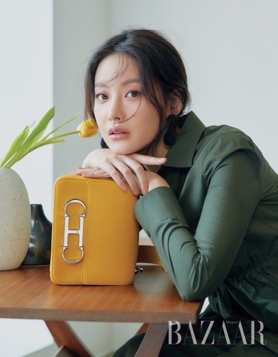 О Ён Со в элегантном и смелом образе для Harper's Bazaar