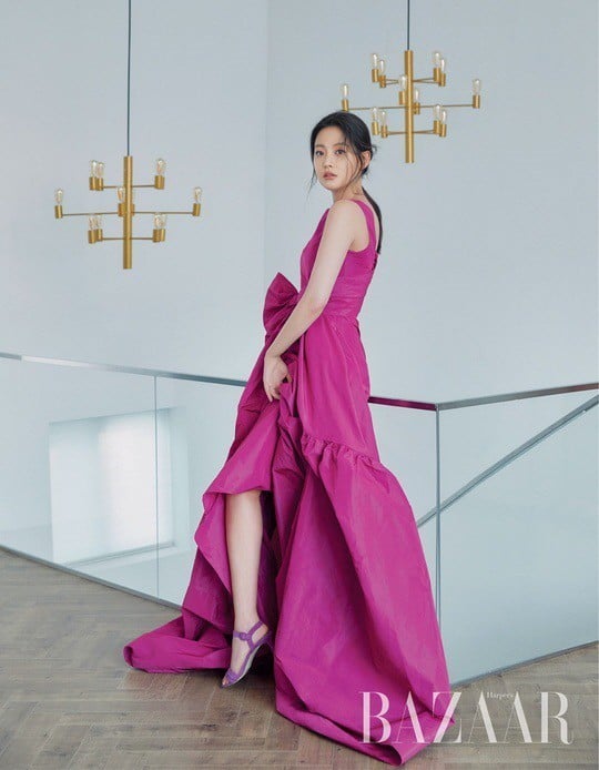 О Ён Со в элегантном и смелом образе для Harper's Bazaar