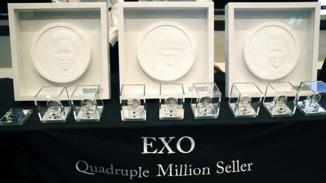 Участники EXO не смогли сдержать смех, увидев именные медали