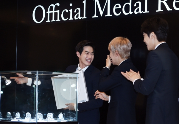 Участники EXO не смогли сдержать смех, увидев именные медали