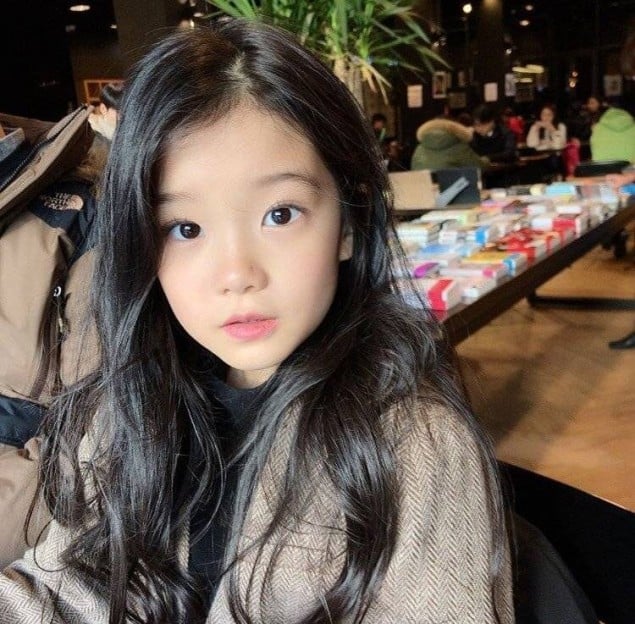 Пользователи сети узнали как зовут девочку, поразительно похожую на АйЮ в детстве