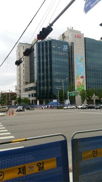Нетизены делятся фотографиями нового здания JYP Entertainment