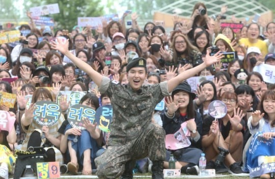 Рёук из Super Junior назвал женские группы, которые он чаще всего слушал в армии