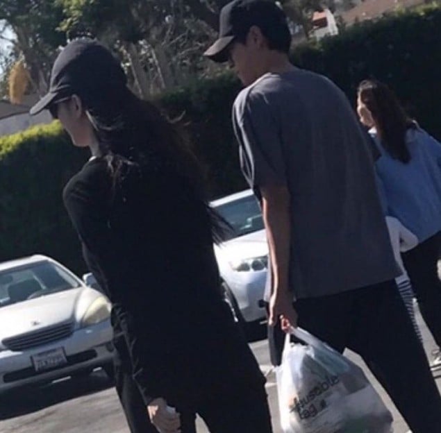 Kang Dong Won dan Han Hyo Joo berjalan bersama di Amerika.