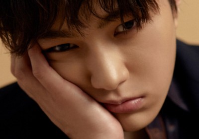 Kim Myung Soo (L)