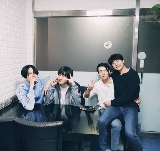 Кюхён из Super Junior встретился с одногруппниками во время своей увольнительной