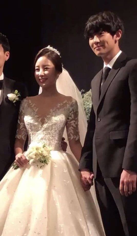 Чанёль из EXO спел на свадьбе своей сестры