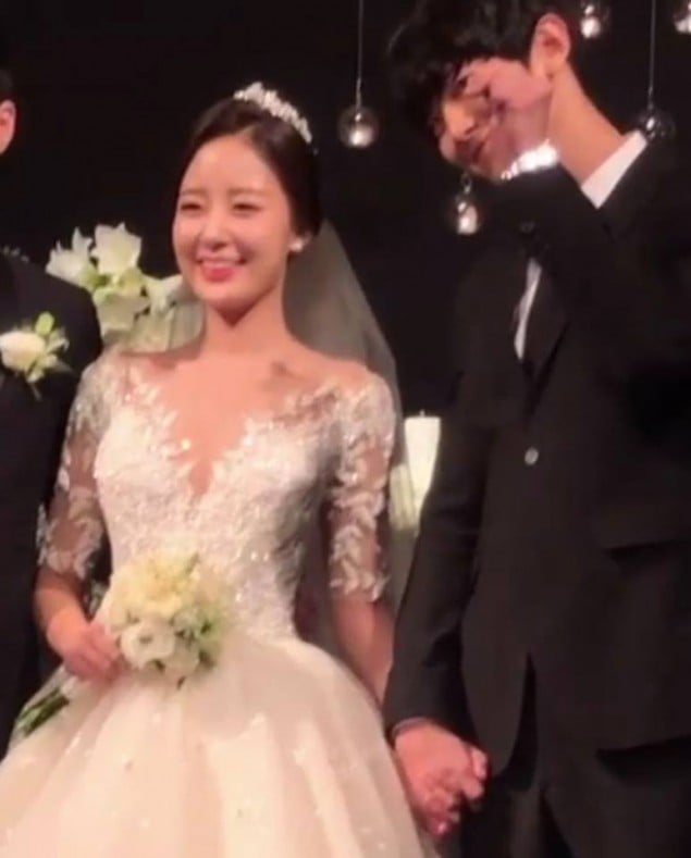 Чанёль из EXO спел на свадьбе своей сестры