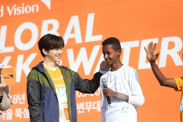 Чуно из 2PM снова встретился ребенком из Эфиопии, которому помогал с 2010 года