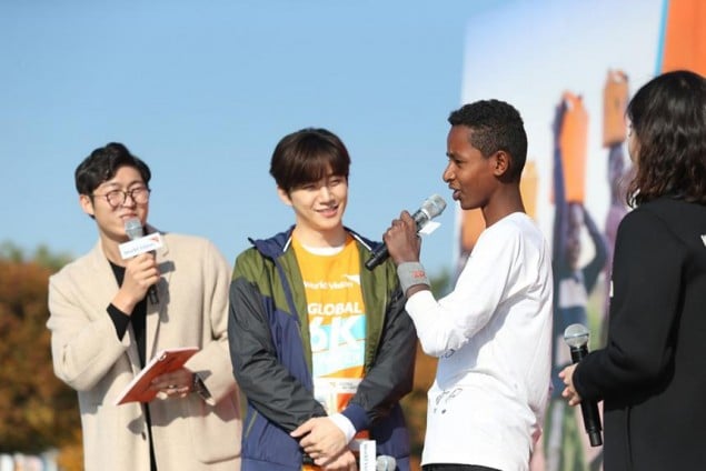 Чуно из 2PM снова встретился ребенком из Эфиопии, которому помогал с 2010 года