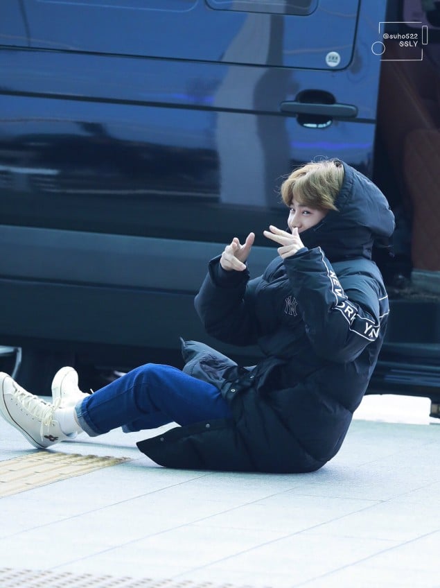 Лидер EXO удивил журналистов своей выходкой в аэропорту
