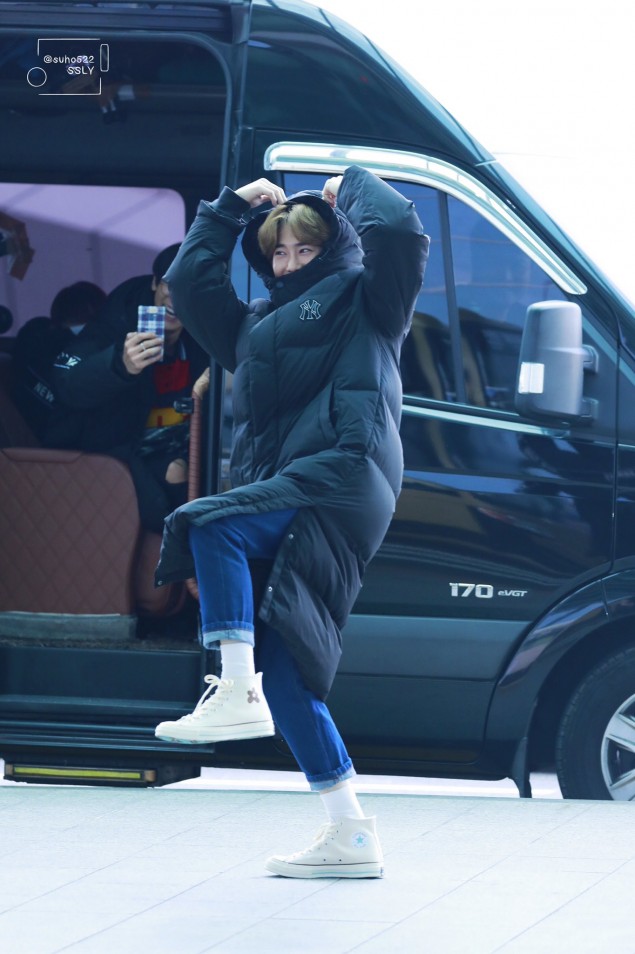 Лидер EXO удивил журналистов своей выходкой в аэропорту