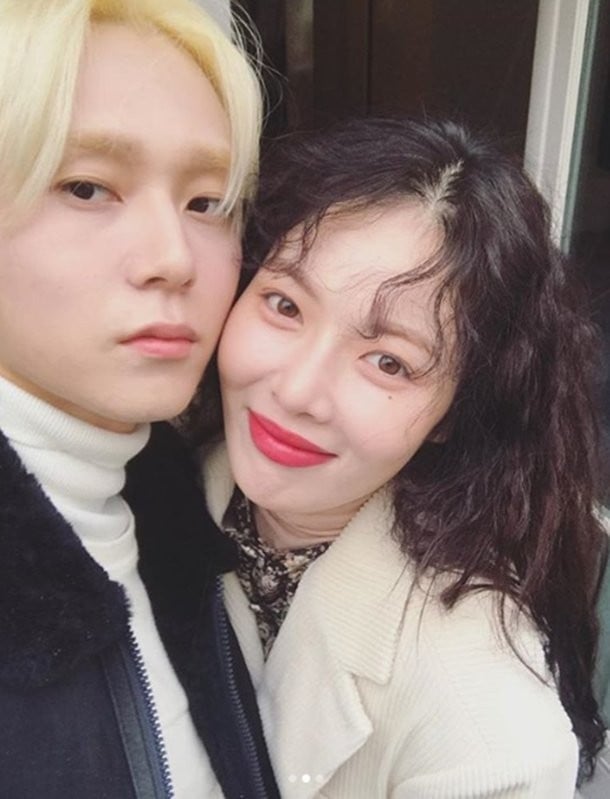 HyunA♥E'Dawn show affection even in France with a close selfie | allkpop