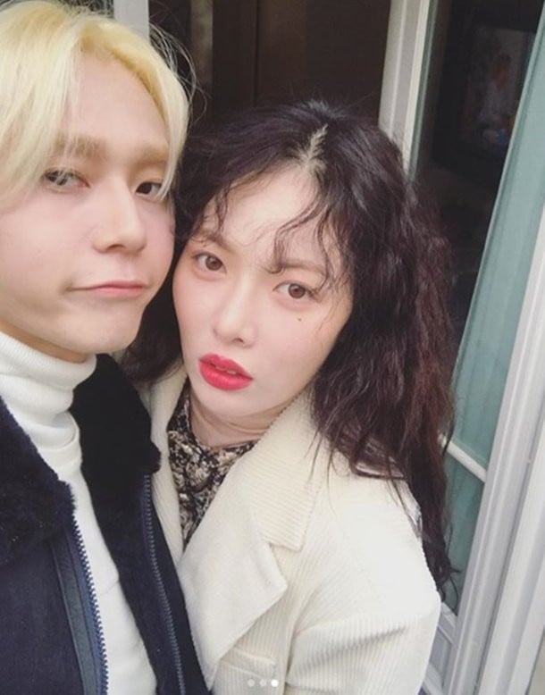 HyunA♥E'Dawn show affection even in France with a close selfie | allkpop