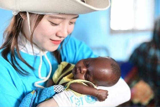 Гу Хё Сон с улыбкой проделала волонтерскую программу в Африке