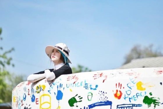 Гу Хё Сон с улыбкой проделала волонтерскую программу в Африке
