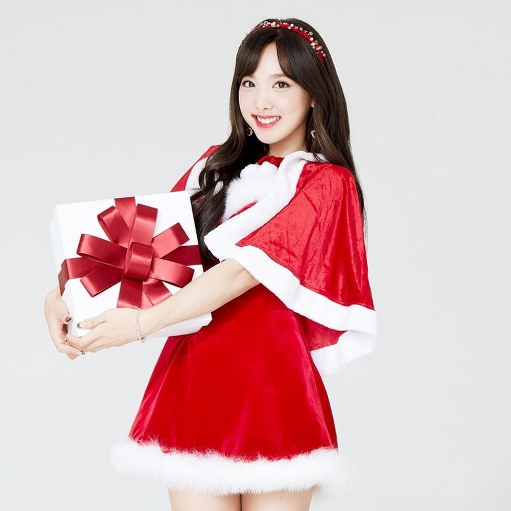 Christmas k pop. Твайс НГ. Твайс Рождество. Наен твайс НГ. Мина твайс Новогодняя фотосессия.