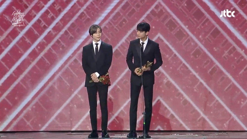 Netizens congratulate and remember the late Jonghyun as he wins