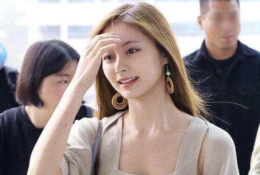 TWICE Tzuyu's Up-close Beauty Shocks Airport Staff | allkpop