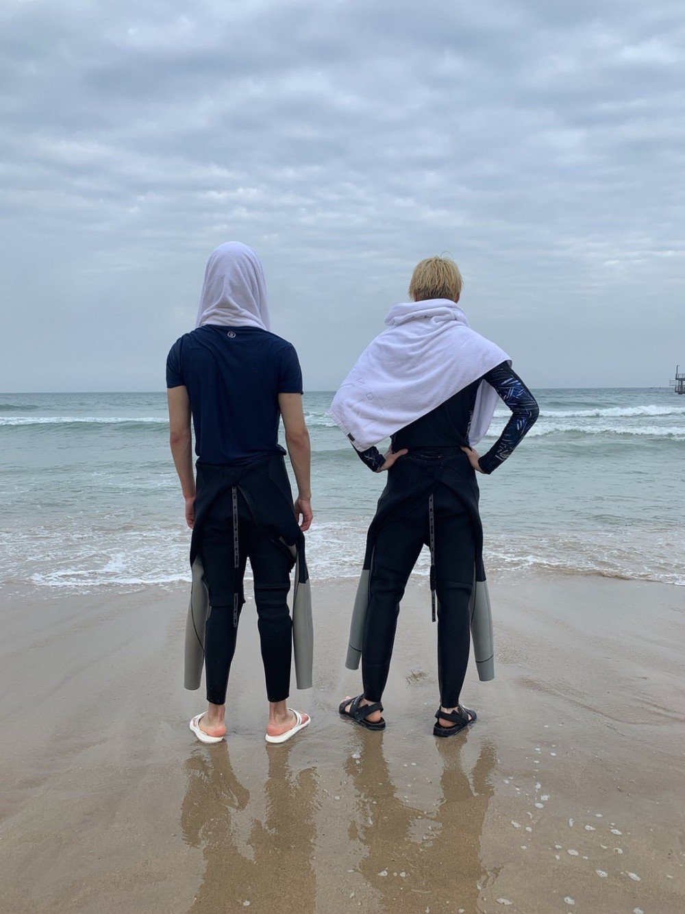 Джемин и Джено из NCT Dream наслаждаются коротким отпуском на море
