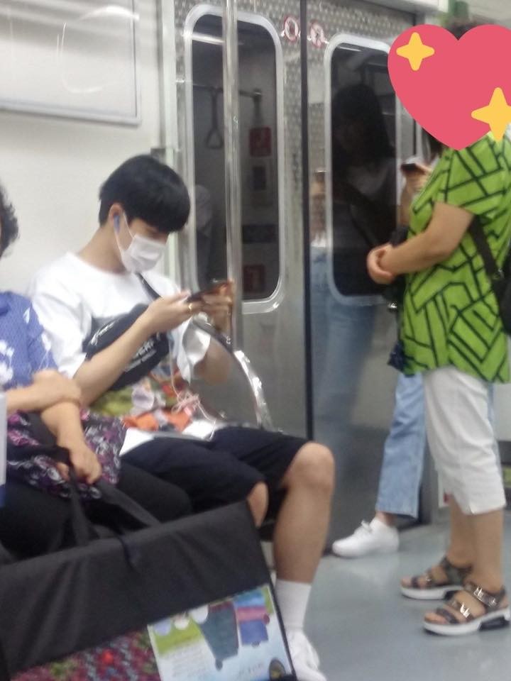 Ким Джэ Хван сидит вплотную с «простыми смертными» в общественном транспорте