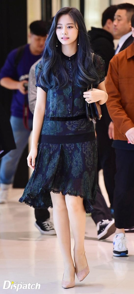 Цзыюй (TWICE) в черном платье радует гостей на открытии COACH в Сеуле