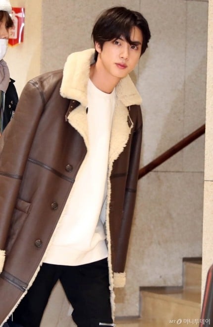 BTS Jin leaving fans in shambles as he walk down the Airport