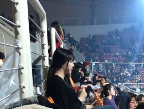 Девушки-айдолы продемонстрировали сестринскую связь, посетив концерт Red Velvet «La Rouge»