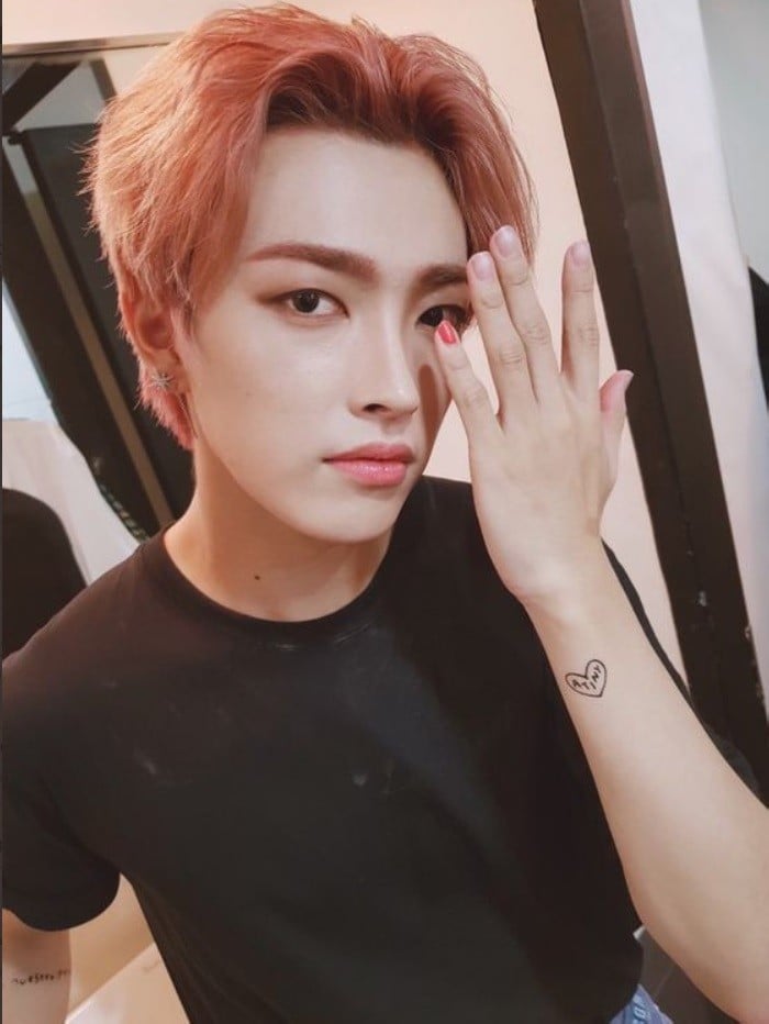 The Reason Why Ateez S Hongjoong Always Paints One Nail Allkpop