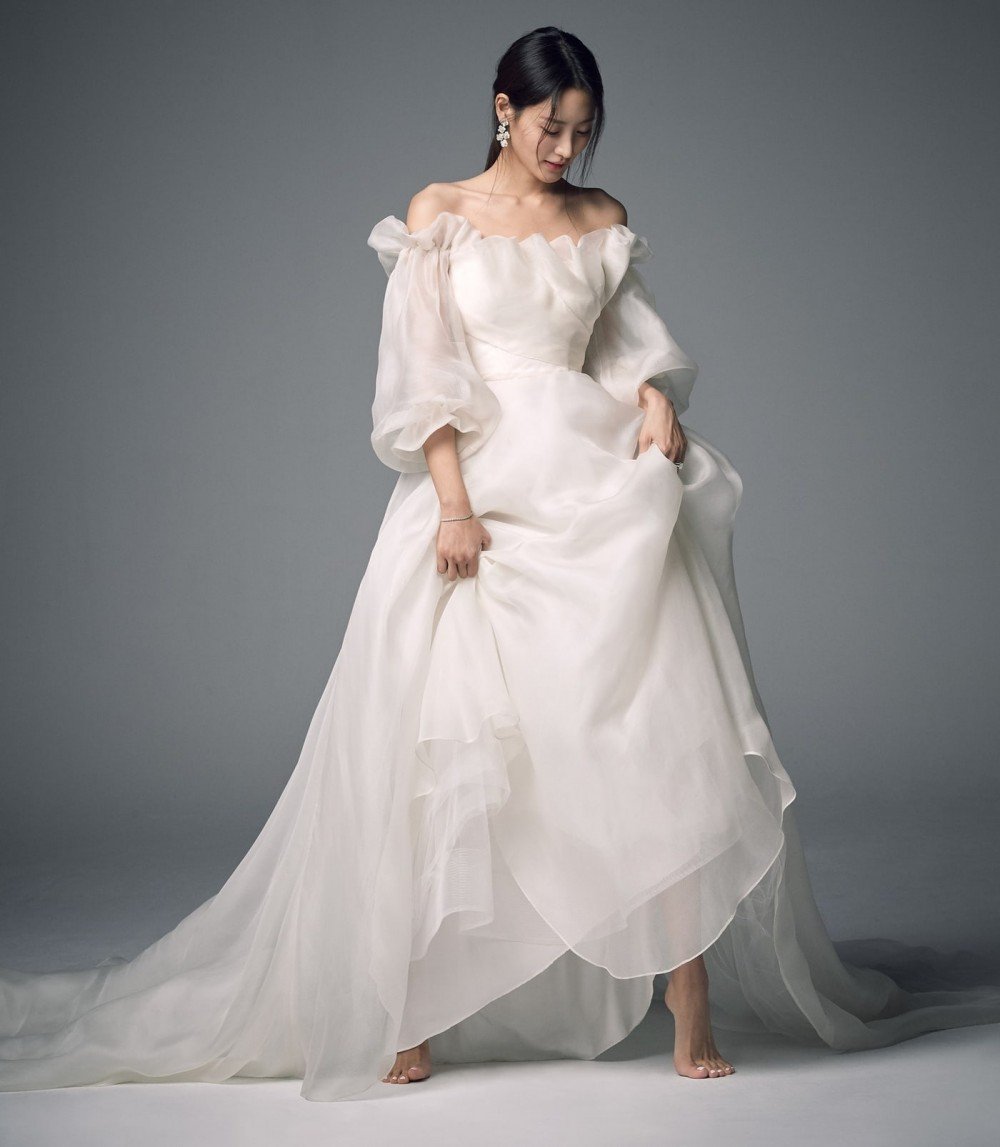 Actress Soo Hyun Claudia Kim Reveals Her Wedding Photos Siwan