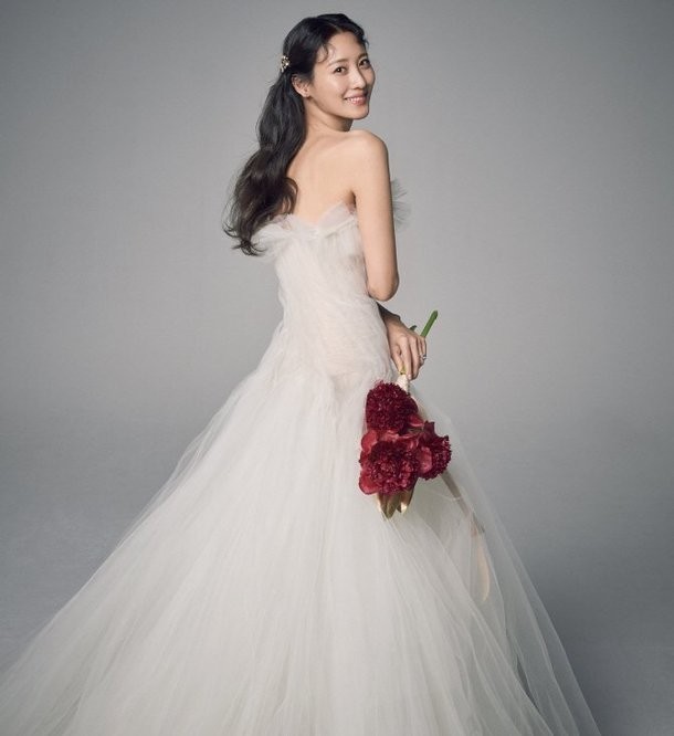 Actress Soo Hyun (Claudia Kim) reveals her wedding photos + Siwan